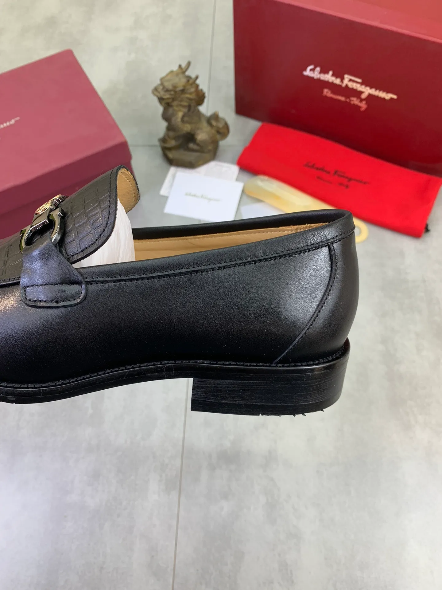 Men's Men's Shoes 💰P460💰[New Style] Water-dyed Niuli 🆘[Salvatore Ferragamo] Ferragamo's latest casual business leather shoes for men! Available at counters simultaneously! The fabric is made of specially imported original calfskin, and the interior is made of imported water-dyed cowhide. It is absolutely luxurious and leads the fashion trend. Matching code: 38-47 black optional